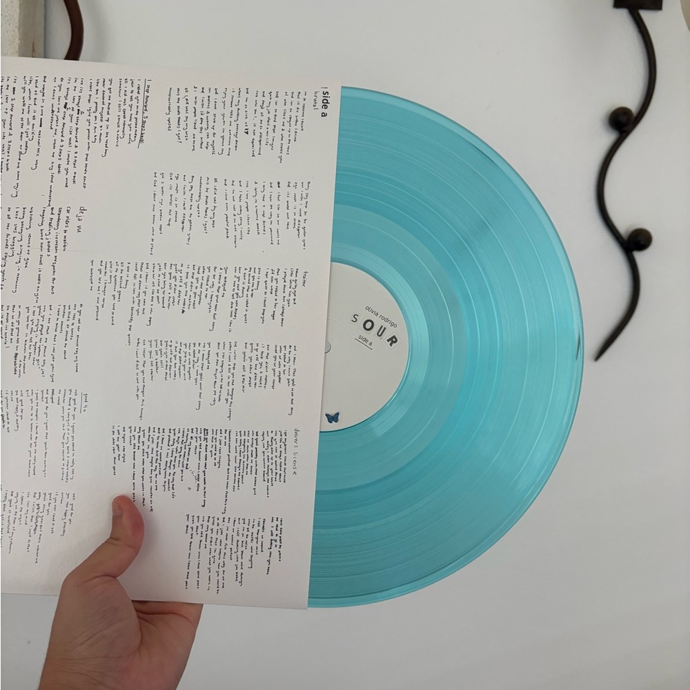Rare Olivia Rodrigo “Sour” Vinyl
Translucent Neon Blue
Opened/ Never used